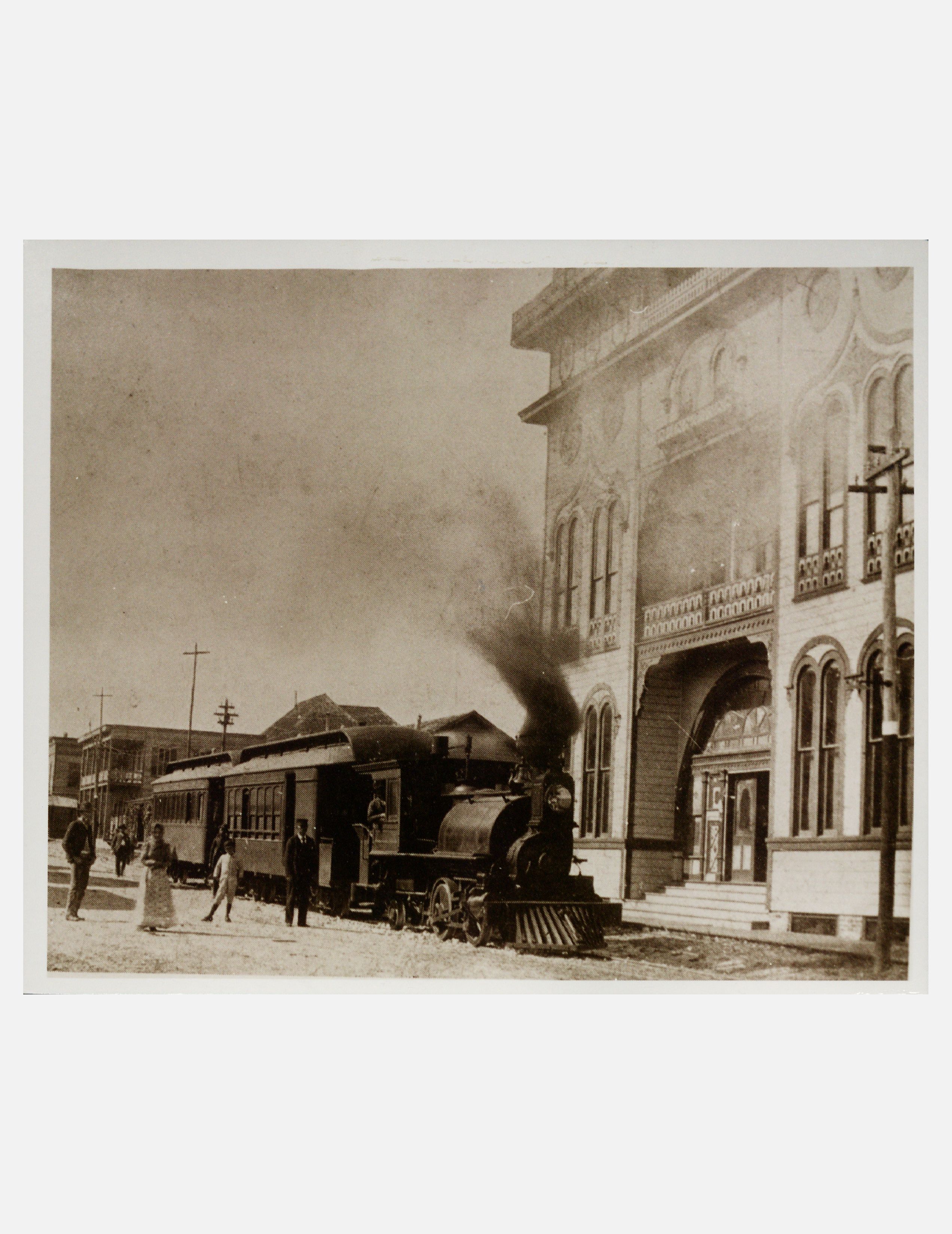 [Photograph of the first Centro Español de Tampa building, circa 1880s-1890s]<br><br>[Fotografía del primer edificio del Centro Español de Tampa, alrededor de los años 1880-1890]