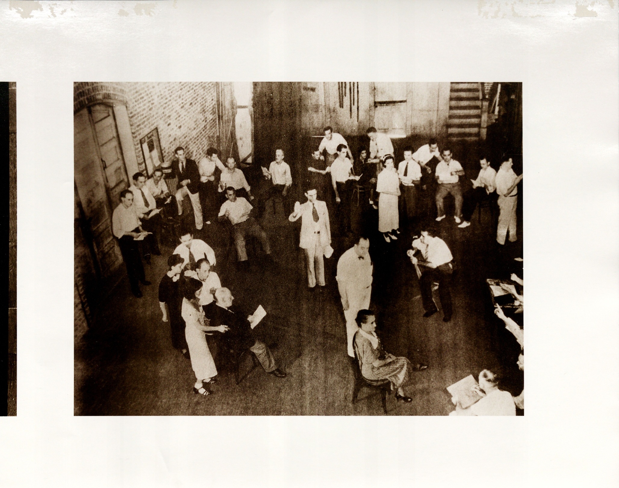 [Photograph of the Latin Federal Theater Company at Centro Asturiano in Tampa, Florida]<br><br>[Fotografía de la Compañía de Teatro Federal Latina en el Centro Asturiano de Tampa, Florida]