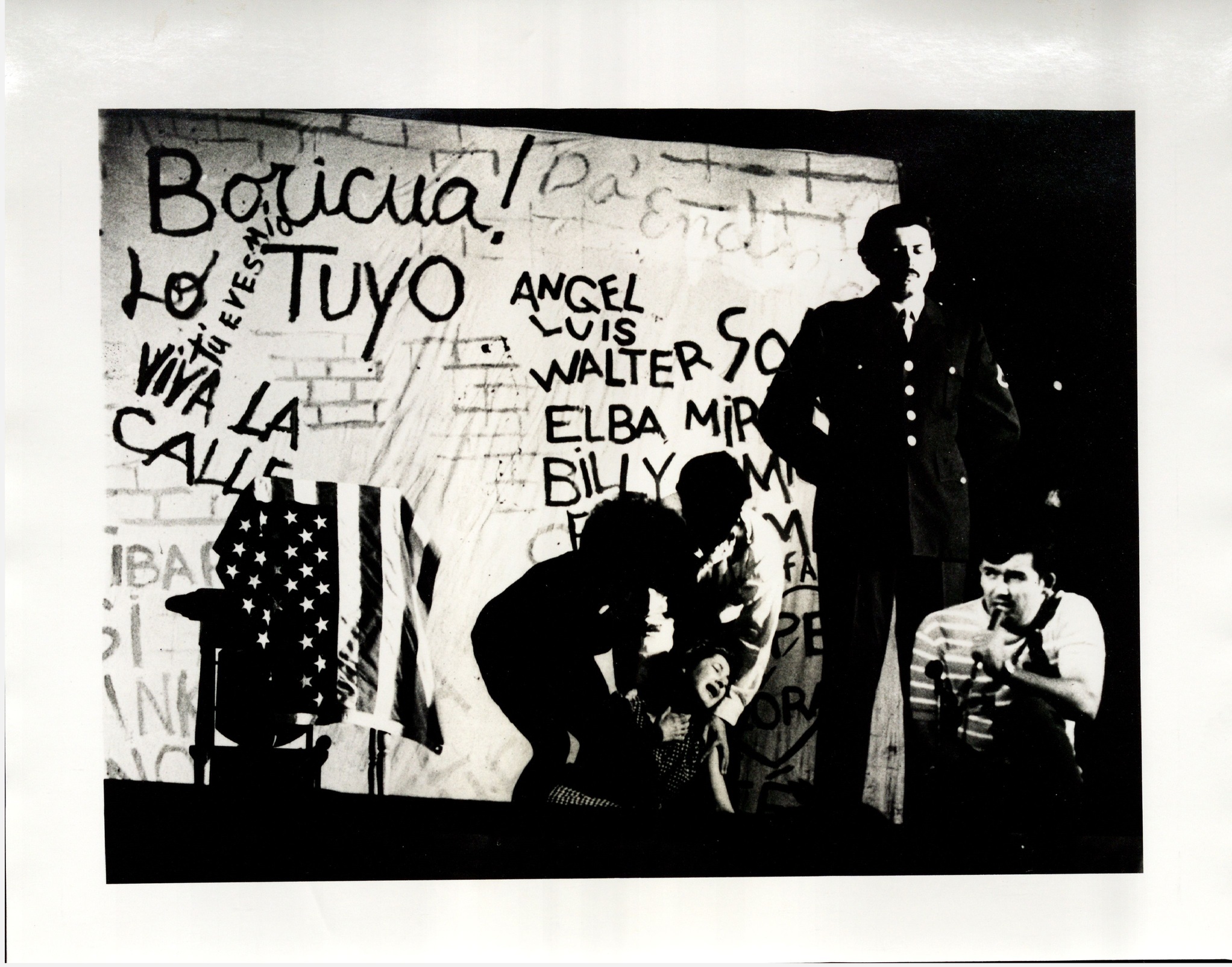 [Photograph of  Teatro Cuatro actors onstage]<br><br>[Fotografía de los actores de Teatro Cuatro en el escenario]