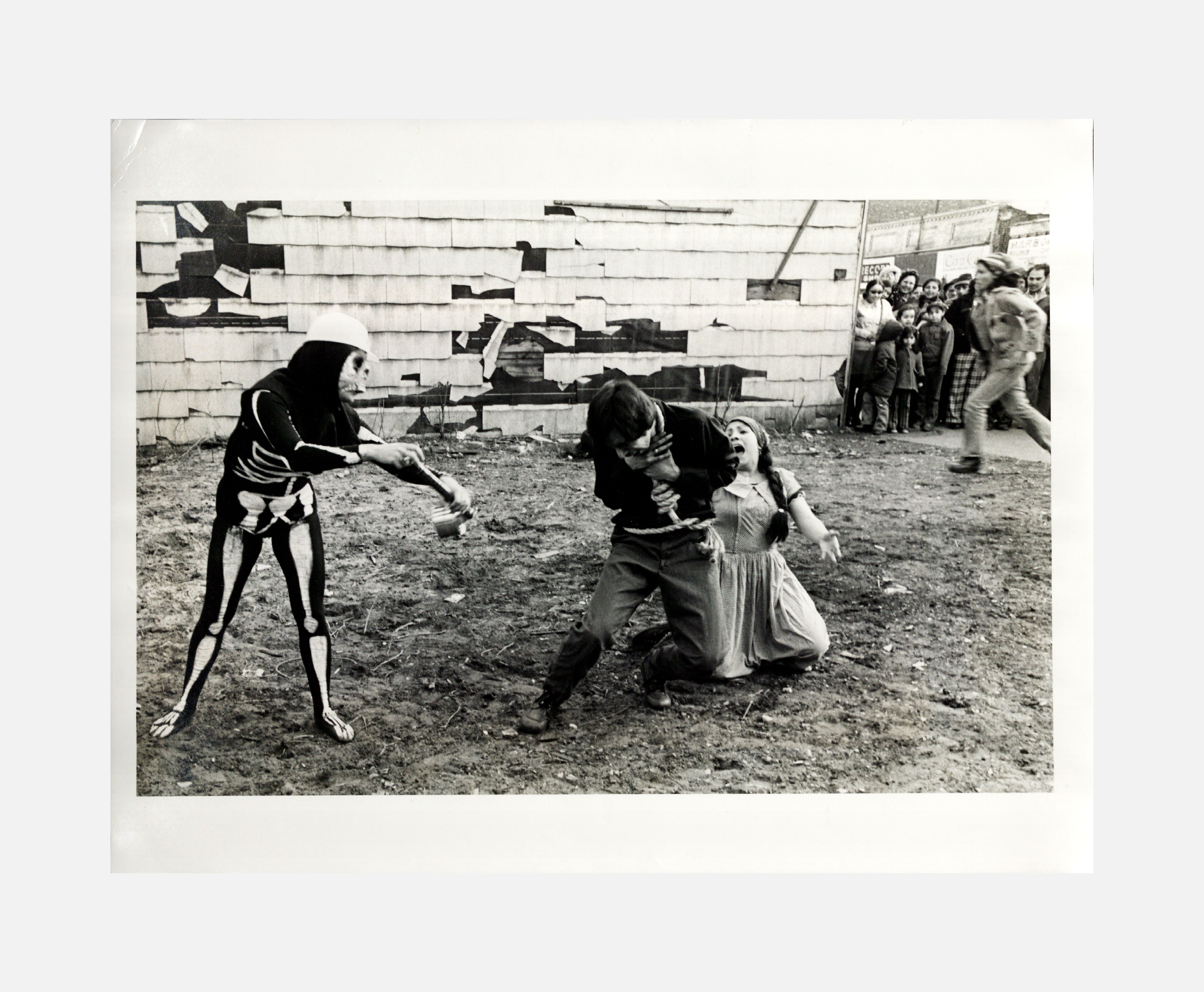 [Photograph of Teatro Campesino performing El fin del mundo (The End of the World)]<br><br>[Fotografía del Teatro Campesino presentando El fin del mundo]