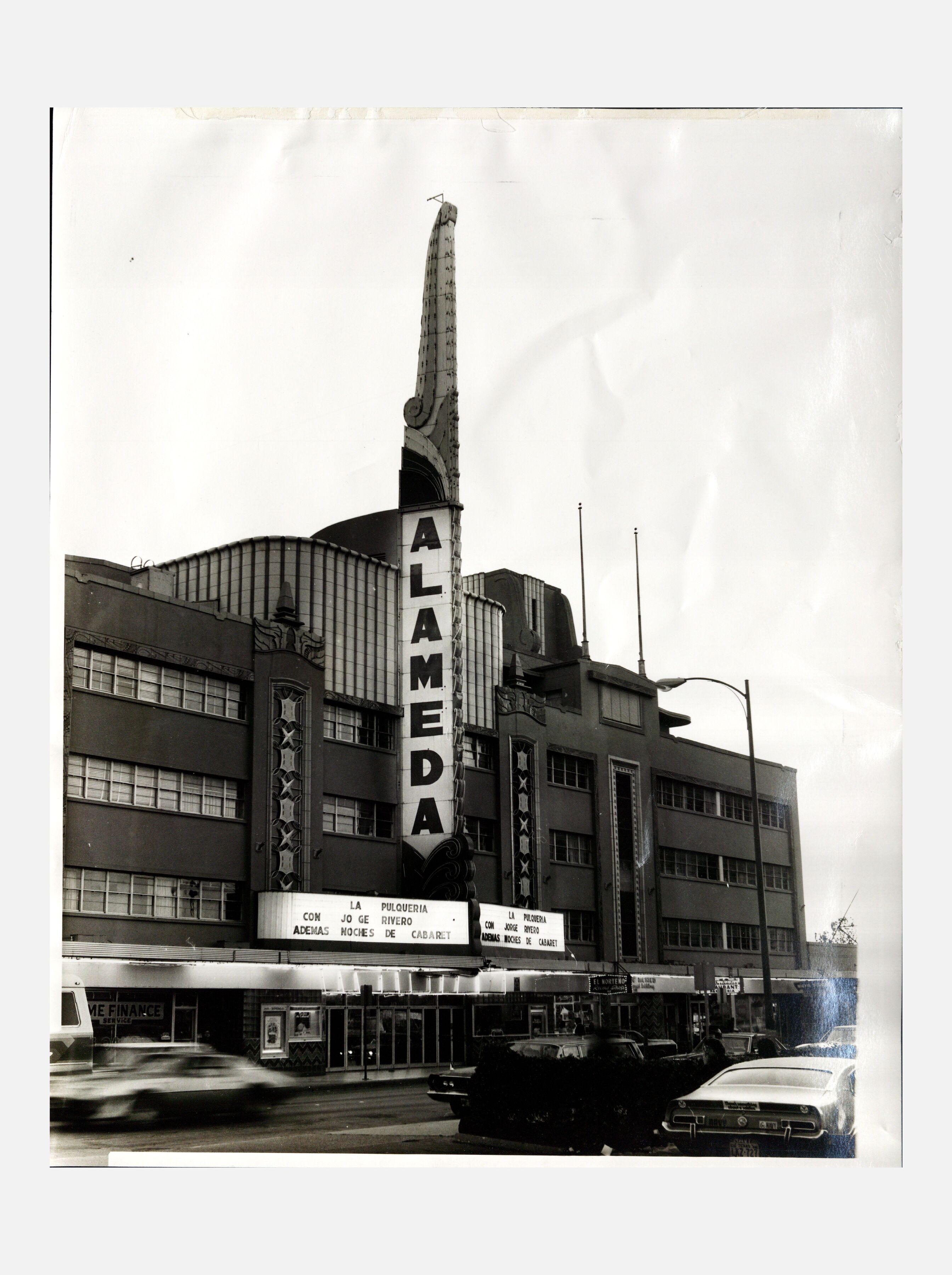 [Fotografía del Teatro Alameda de San Antonio, Texas, con una marquesina que anuncia La Pluquería con Jorge Rivero y noches de cabaret]<br><br>[Photograph of the Alameda Theater in San Antonio, Texas with marque advertising La Pluquería with Jorge Rivero and cabaret nights] 