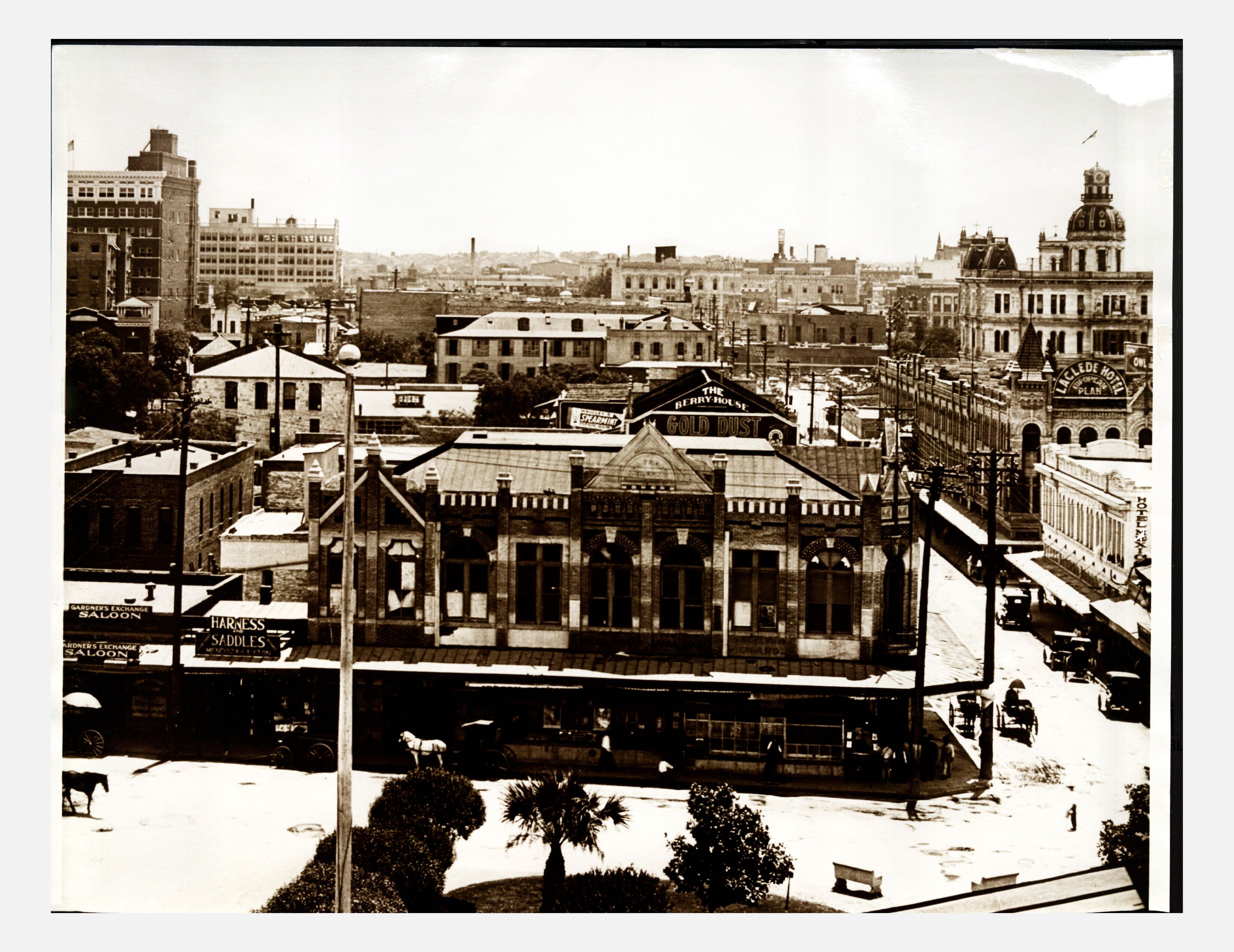 [Photograph of Teatro Nacional in San Antonio, Texas]<br><br>[Fotografía del Teatro Nacional en San Antonio, Texas]