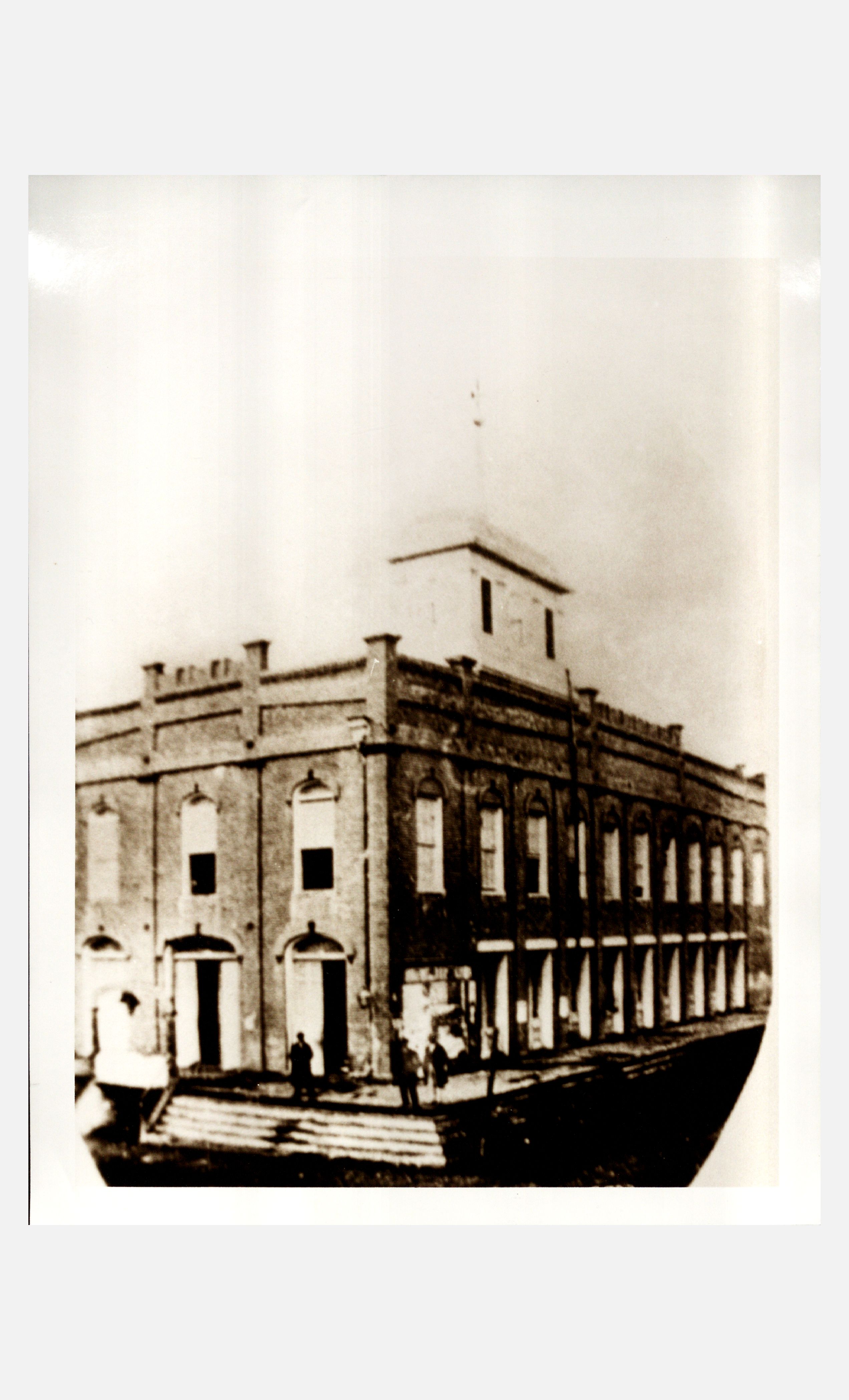 [Photograph of Los Angeles' Temple Hall]<br><br>[Fotografía del Salón Temple de Los Ángeles]