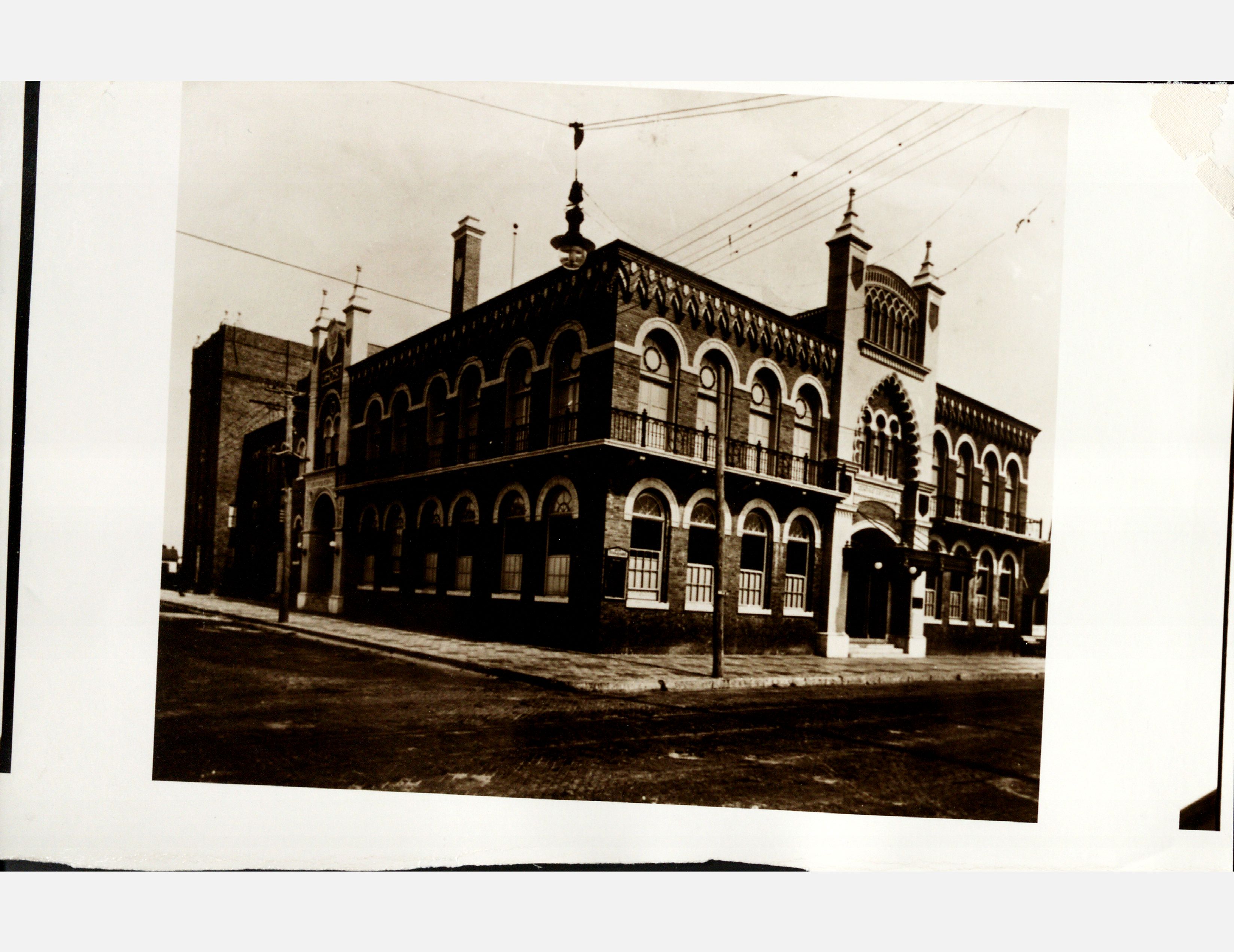 [Photograph of a Centro Español in West Tampa]<br><br>[Fotografía de un Centro Español en West Tampa]