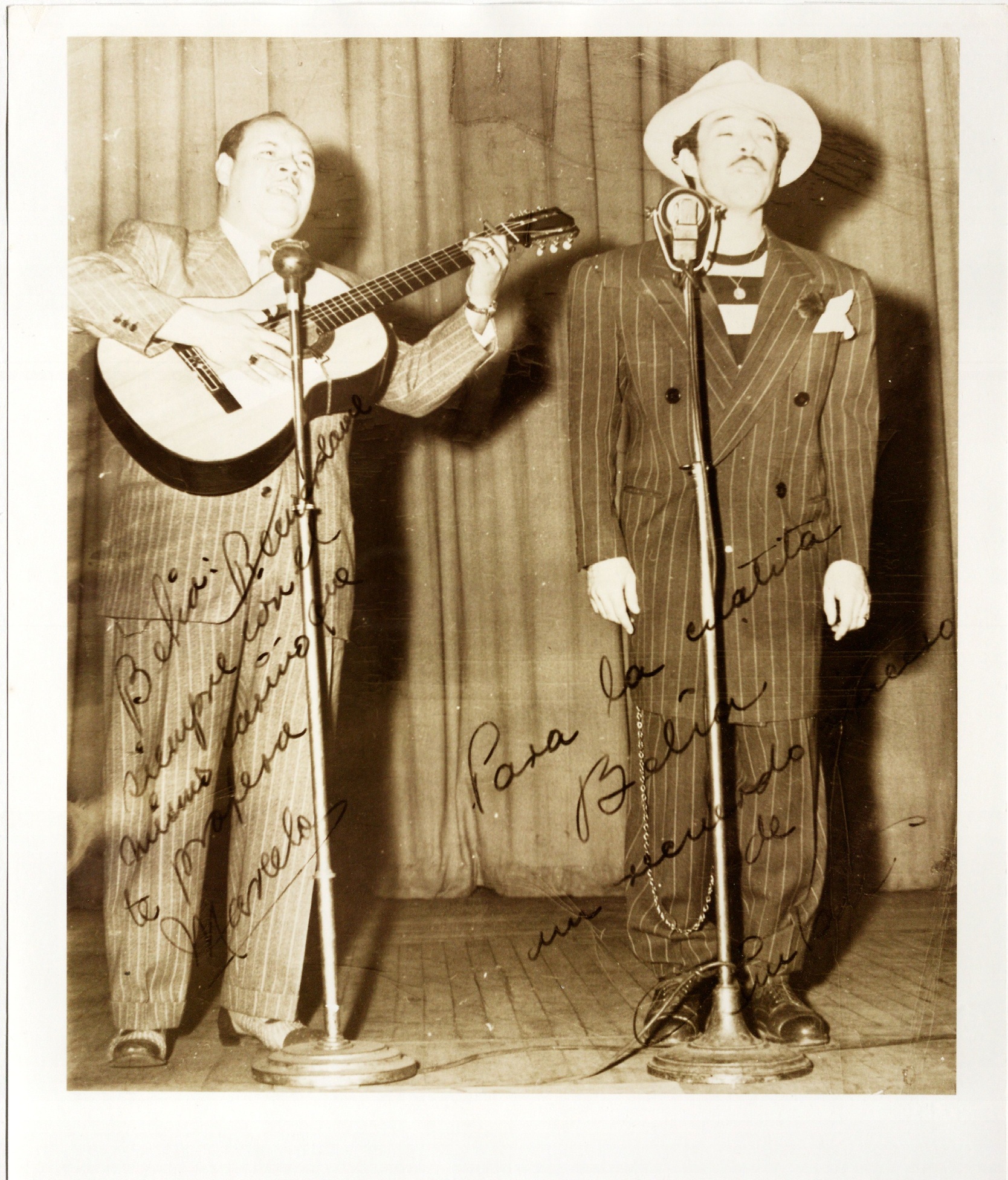 [Fotografía de Marcelo Chávez y German Valdéz (Tin Tan) actuando en el escenario]<br><br>[Photograph of Marcelo Chávez and German Valdéz (Tin Tan) performing on stage]